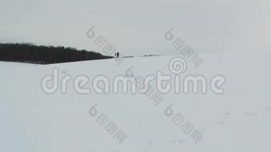 空中情侣在雪地上一起散步